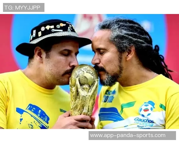 足球巨星温情时刻怀抱萌娃展现赛场之外的柔情一面