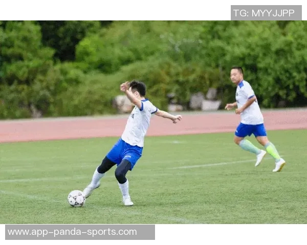 足球星期六精彩赛事回顾与分析 截止时刻深度解读和最新战况动态