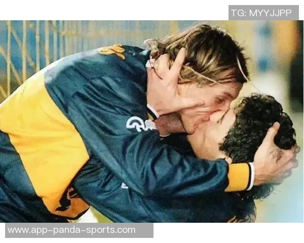 足球明星亲密接吻女友瞬间曝光引发粉丝热议和媒体关注